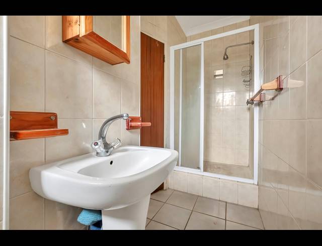 2 BEDROOM TOWNHOUSE FOR SALE IN WINDSOR EAST